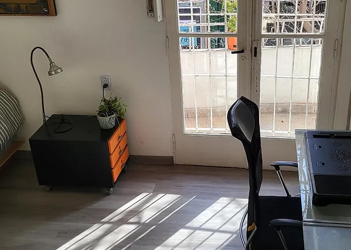3 Ambientes Con Balcon Y Practico, Lindo Y Con Todo Cerca!